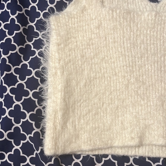Fluffy White sweater soft furry tank. 100% polyester - Picture 4 of 7
